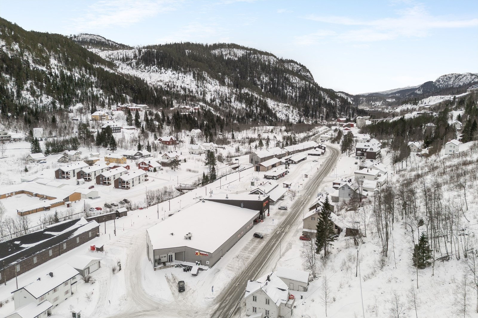 Løkken sentrum med dagligvare, skole og barnehage Galleribilde