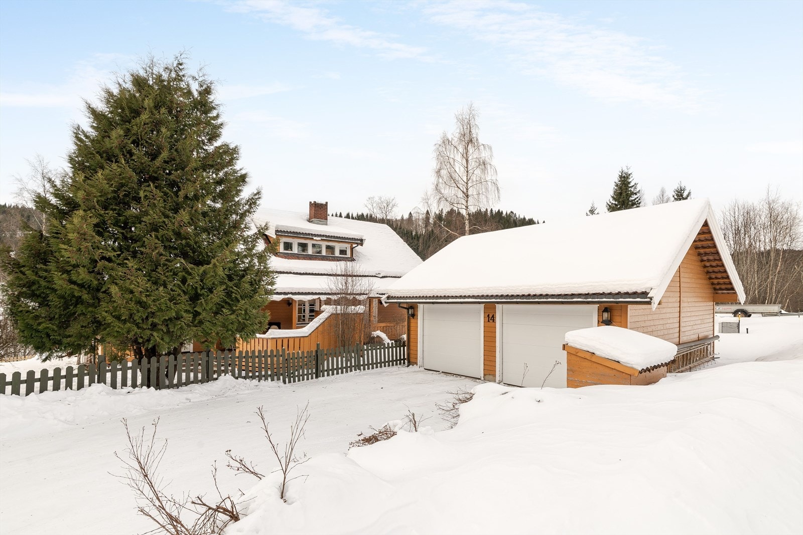 Dobbelgarasje med god plass til både bilparkering og oppbevaring Galleribilde