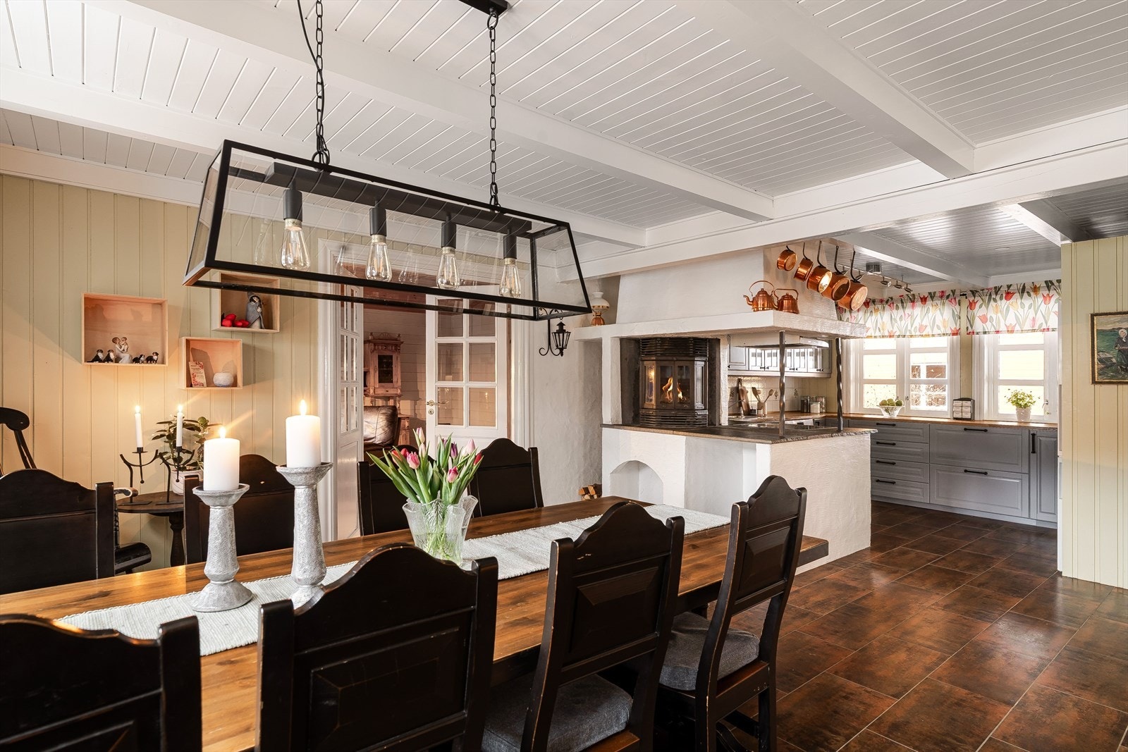 Spisestue perfekt for både hverdager og hyggelige sosiale sammenkomster Galleribilde