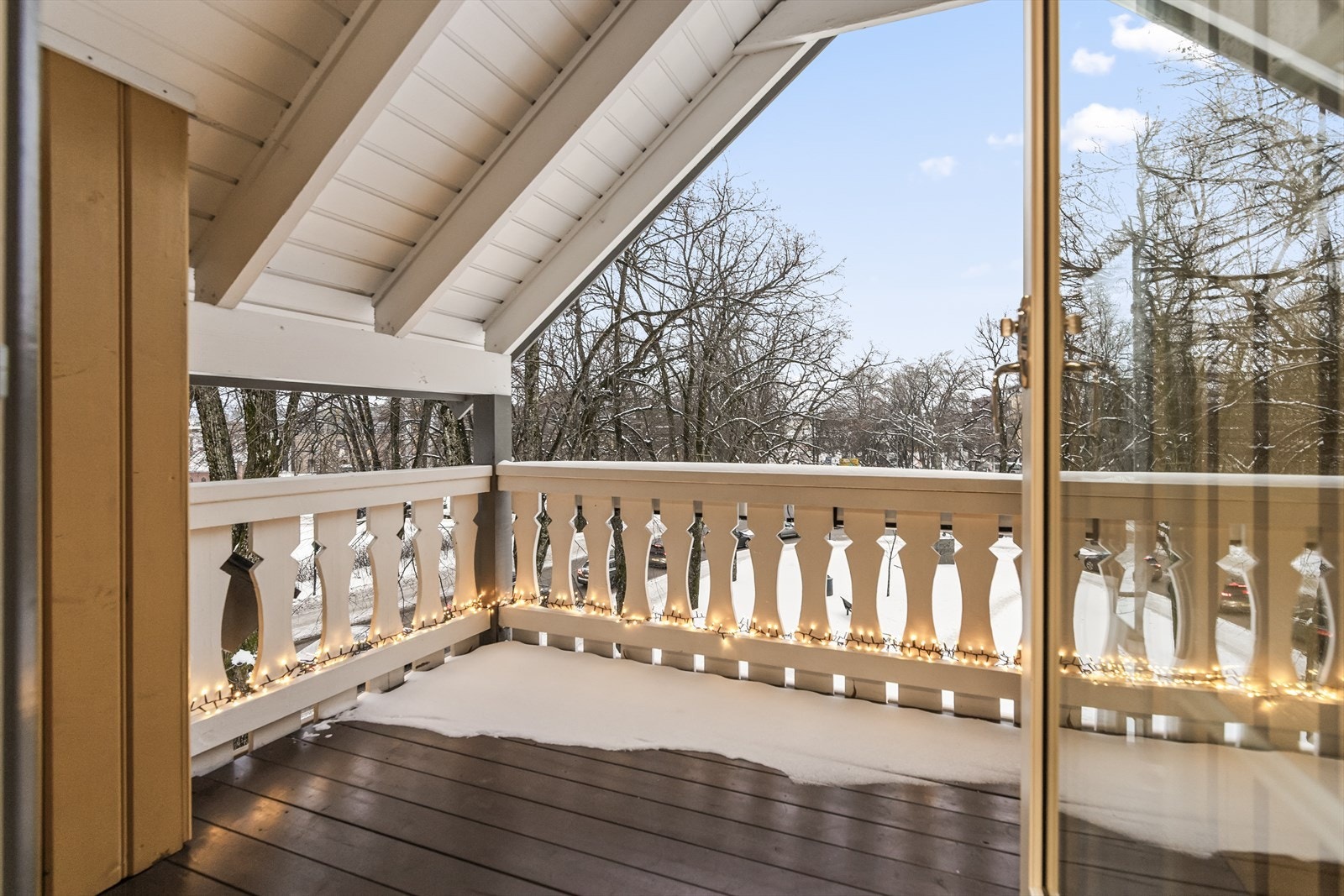 Fra stuen er det direkte utgang til en vestvendt balkong på ca. 5 m². Balkongen vender mot sørvest, noe som sikrer svært gode solforhold fra midt på dagen til sent på kveld. En perfekt plass for å nyte utsikten mot byens historiske landemerker. Galleribilde