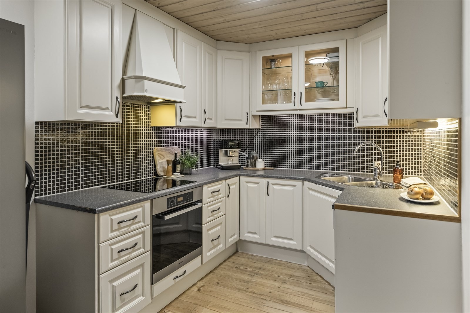 Kjøkkenet er praktisk utformet med profilerte fronter og benkeplate i laminat. Galleribilde