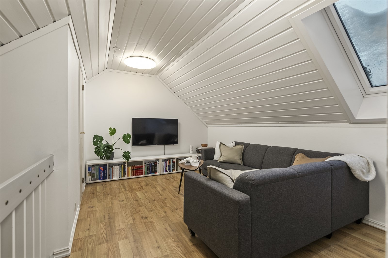 Denne etasjen inneholder en koselig loftstue/TV-stue som gir fleksibilitet i hverdagen. Galleribilde
