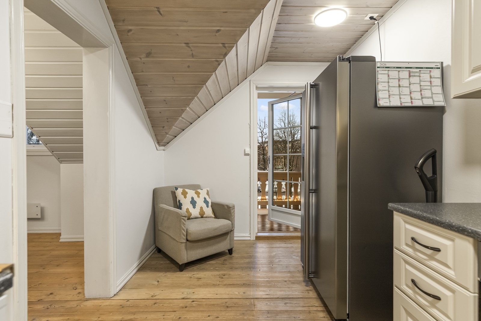 Rommet har en naturlig sone for spisebord ved vinduet, som skaper en sosial ramme rundt måltidene. Galleribilde