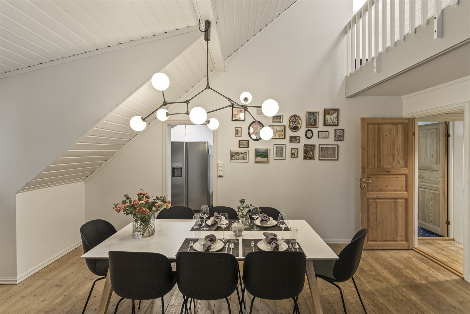 Stuen oppleves som luftig og innbydende m/koselig peisovn og den nevnte takhøyden. Galleribilde