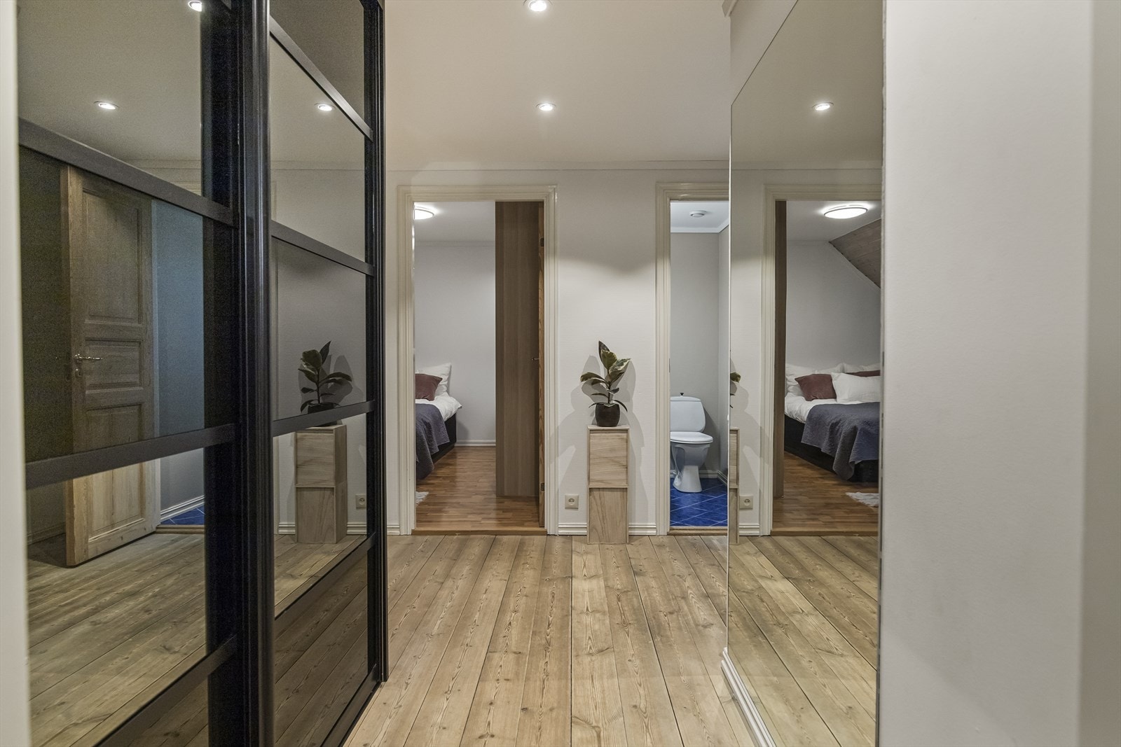 I entréen finner du god oppbevaringsplass i skyvedørsgarderoben for jakker og sko. Galleribilde