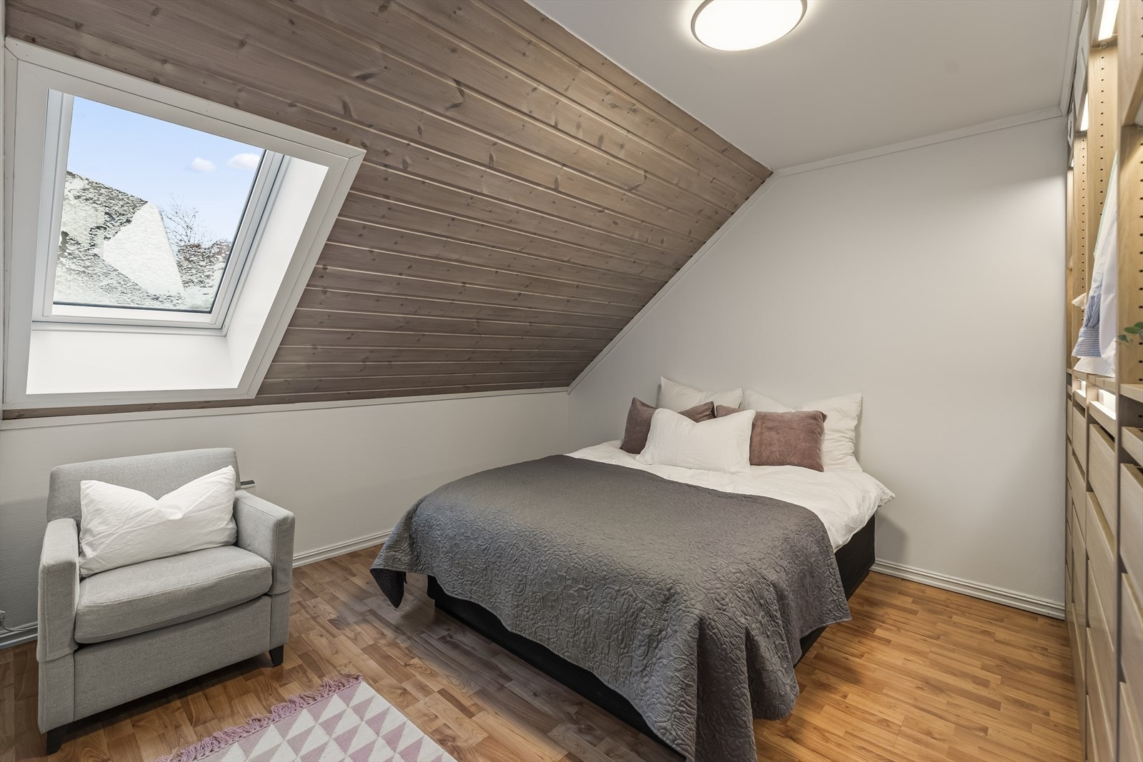 Begge rommene har laminat på gulv og store vindusflater som gir godt med dagslys. Galleribilde