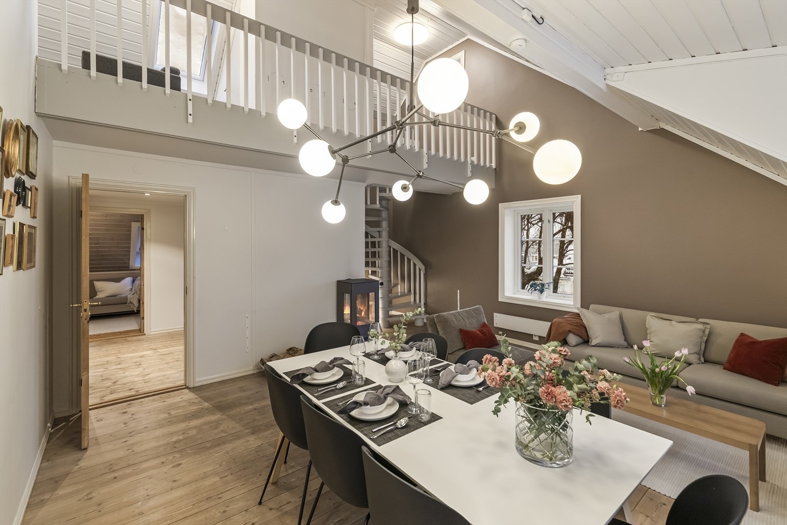 Hjertet i boligen er den romslige stuen som preges av naturlig lys og en lun atmosfære. Galleribilde