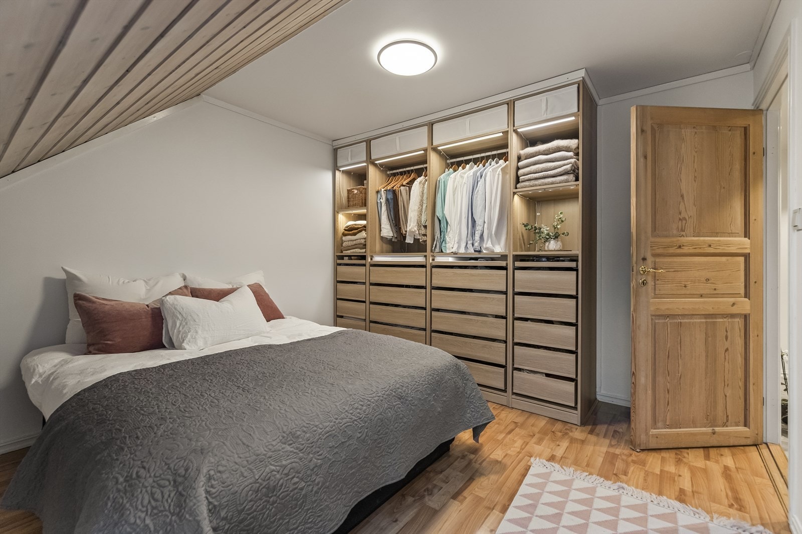 Leiligheten har to gode soverom praktisk plassert i hovedetasjen. Galleribilde