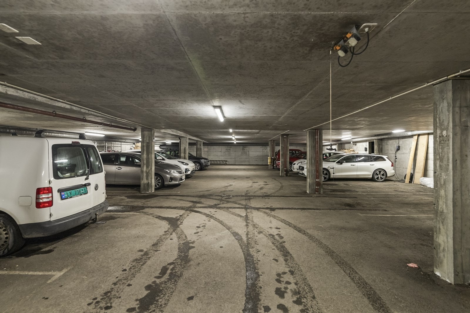 Leiligheten disponerer parkeringsplass i felles garasjeanlegg med elbillader. Galleribilde