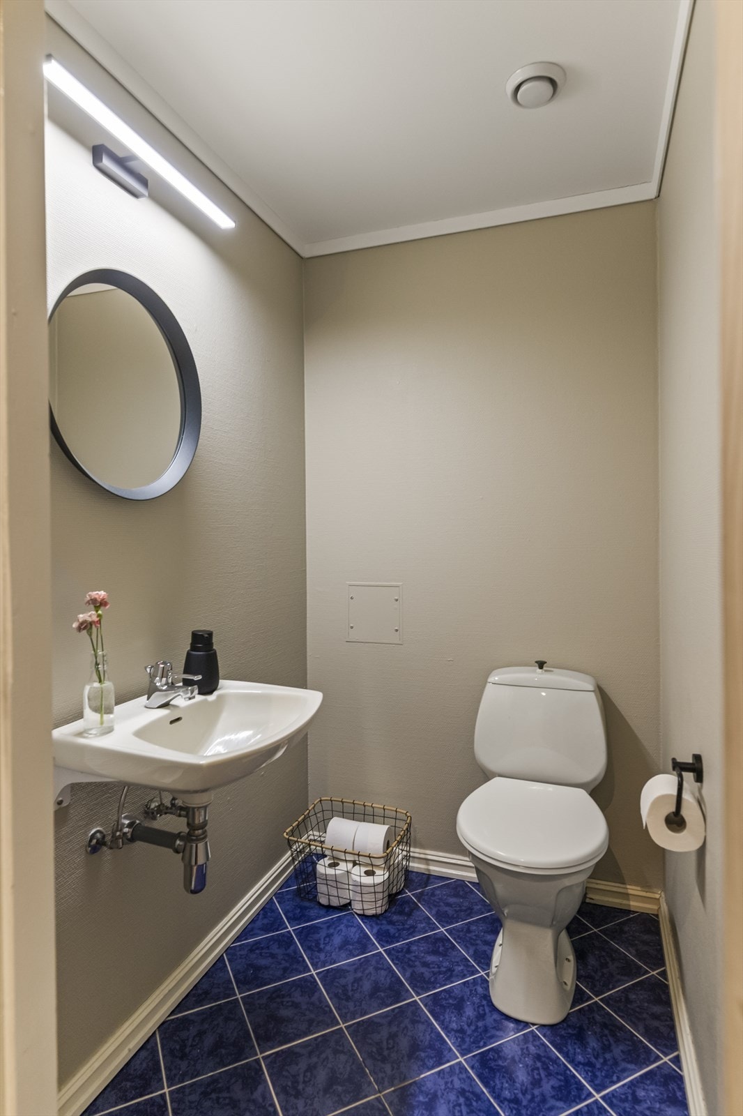 Det er i tillegg et eget, separat toalettrom med flis på gulv, som forenkler hverdagslogistikken for både beboere og gjester. Galleribilde