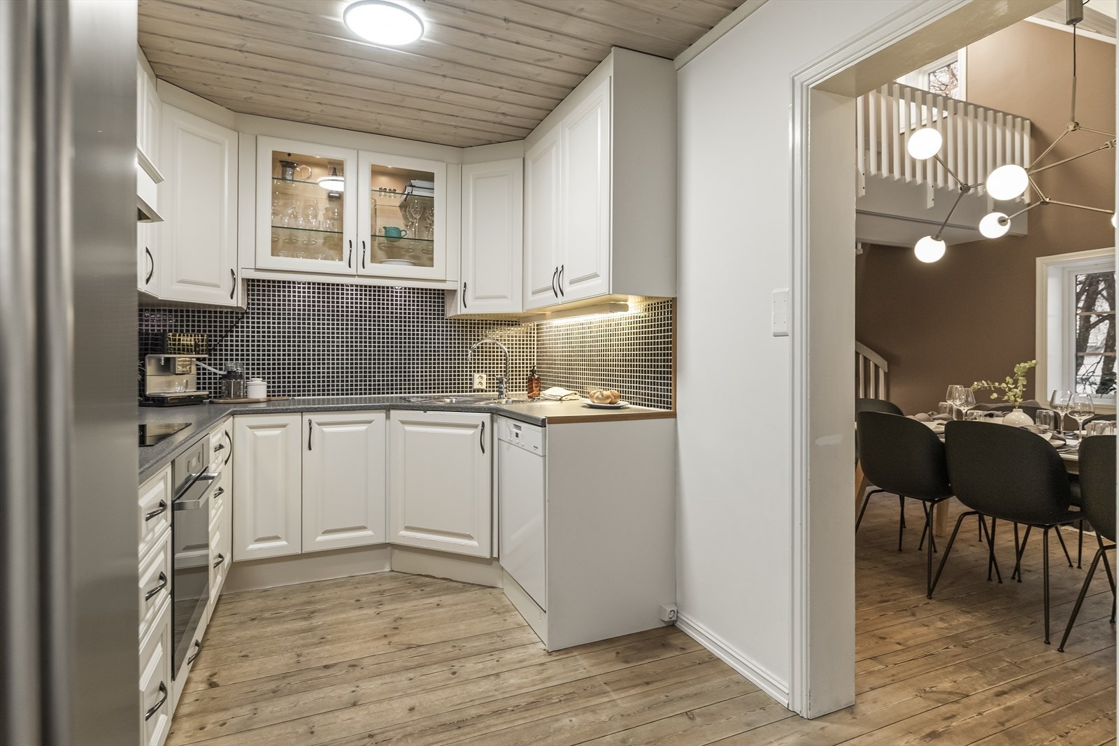 Her er det godt med skapplass og hvitevarer som stekeovn, induksjonstopp, oppvaskmaskin og kjøl/fryseskap. Galleribilde