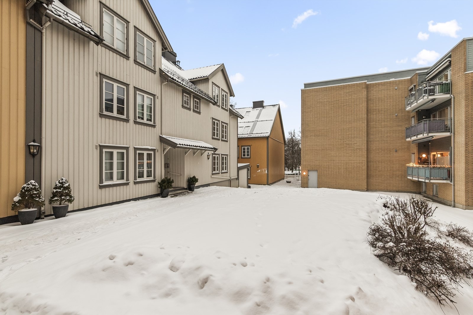 Leiligheten ligger i byggets tredje og fjerde etasje og har en spennende planløsning over to plan som gir en god romfølelse. Galleribilde