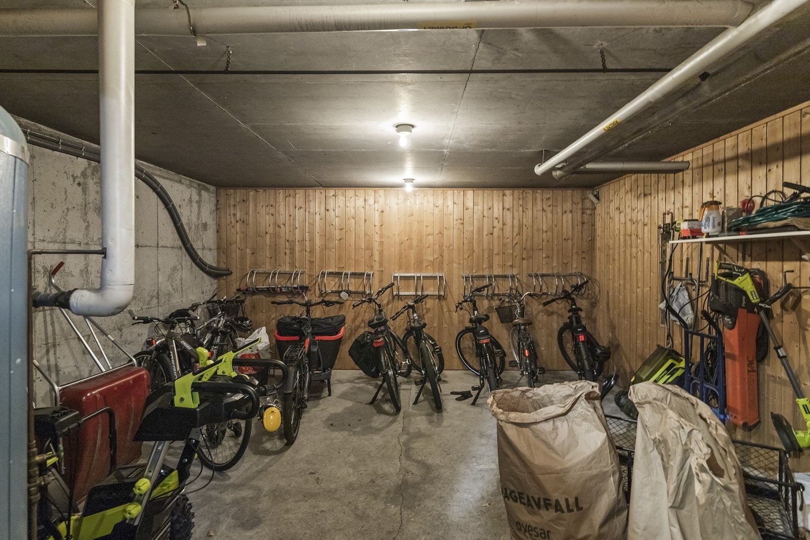 Lagringsmulighetene er svært gode, med bod/walk-in på hemsen, en egen kjellerbod, samt tilgang til felles sykkelbod i sameiet. Galleribilde