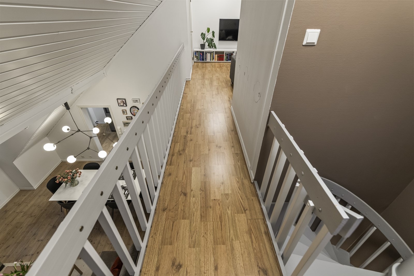 En malt spiraltrapp leder opp til hemsen, som utgjør en betydelig tilleggsverdi for boligen. Galleribilde