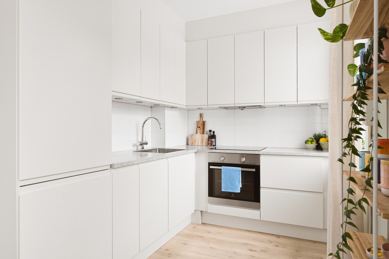 På kjøkkenet er det god skap- og benkeplass Galleribilde