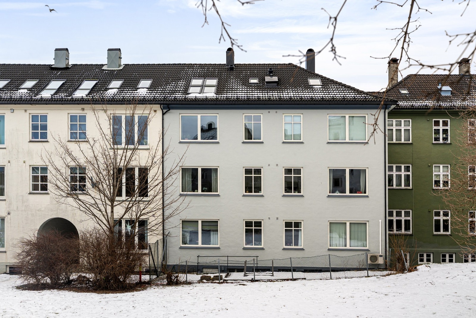 Sameiet har en koselig felles uteplass som grenser til Dikterhagen. Her har de en liten platting med hagemøbler som kan benyttes. Galleribilde