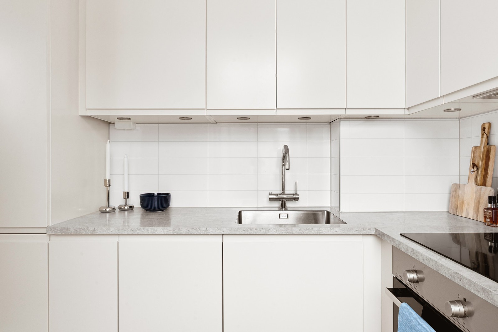 Det er integrert stekeovn, platetopp, oppvaskmaskin og kjøl/fryseskap. Galleribilde