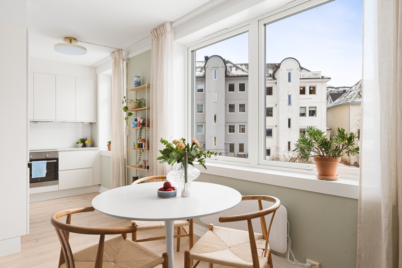 Vinduene sørger for godt med naturlig lysinnslipp. Galleribilde