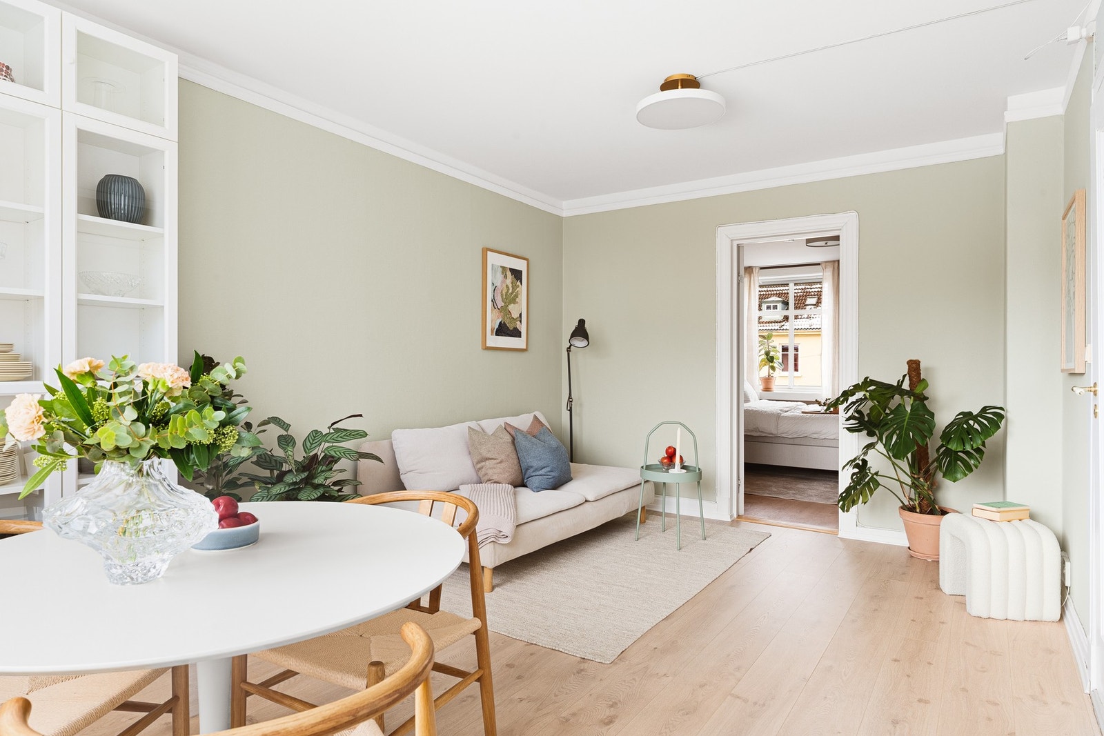 Stuen har en praktisk utforming som er lett å møblere, her er det plass til både sofagruppe og spisebord. Galleribilde