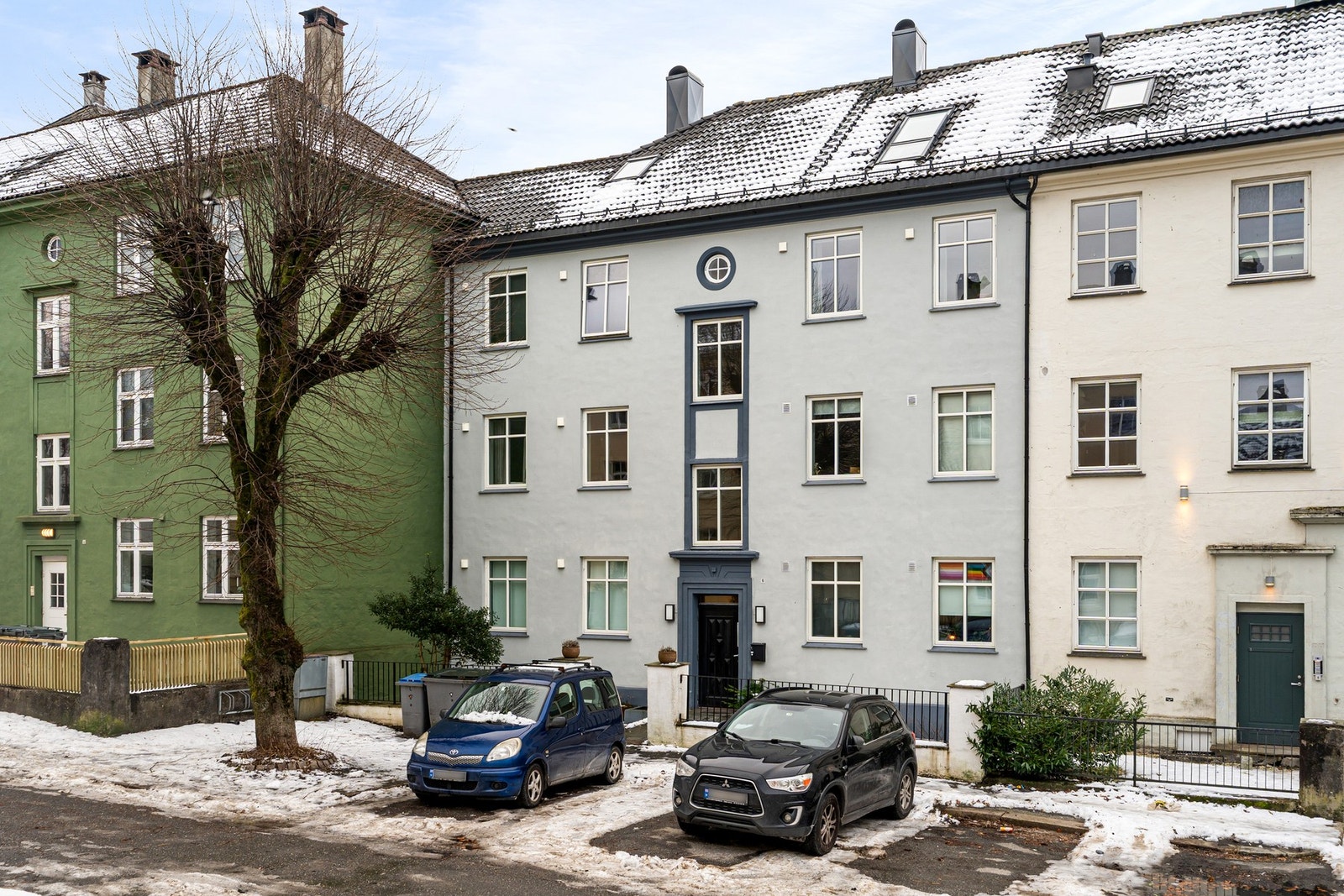 Det er soneparkering rett utenfor leiligheten. Galleribilde