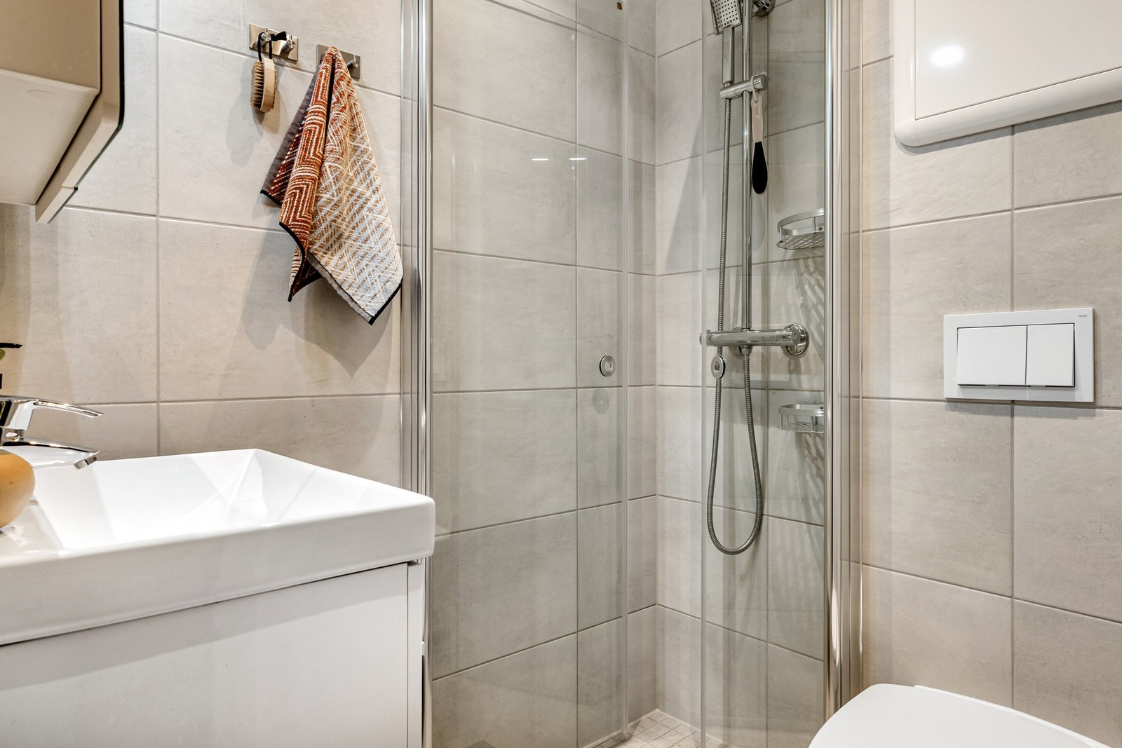 Fint helfliset bad med varme i gulv. Galleribilde