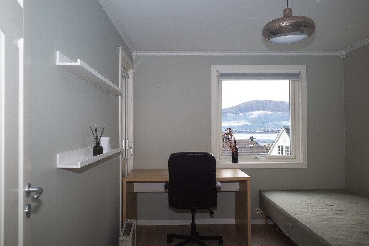 Soverommet er møblert med seng, skrivebord, kontorstol, hylle og klesskap Galleribilde