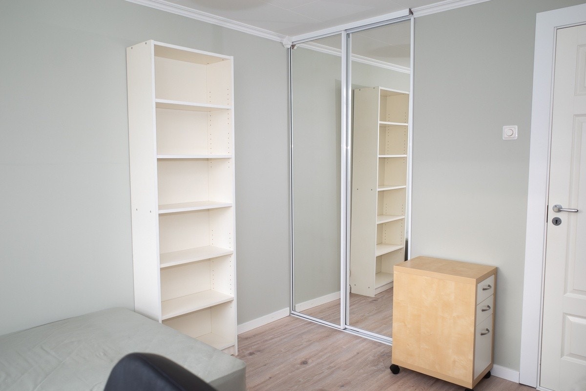 Innebygd garderobeskap med speil Galleribilde