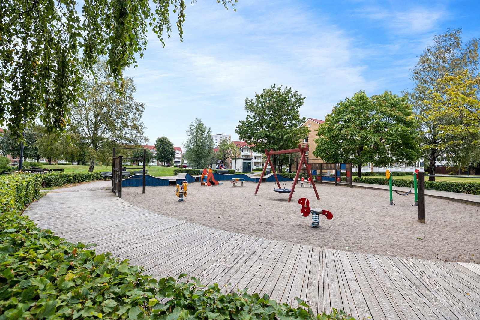 Borettslaget har store, flotte grøntområder med sittebenker og lekeplasser Galleribilde