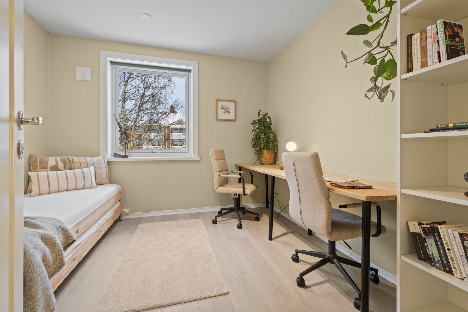 Soverom nr.2 er også av sjenerøs størrelse med god plass til seng, skrivebord og skap. Galleribilde