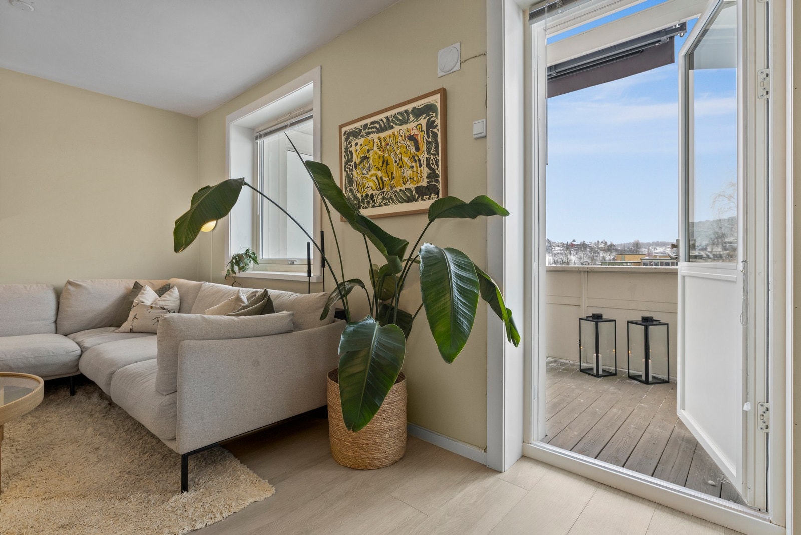 Fra stuen er det utgang til en herlig og solrik balkong. Galleribilde