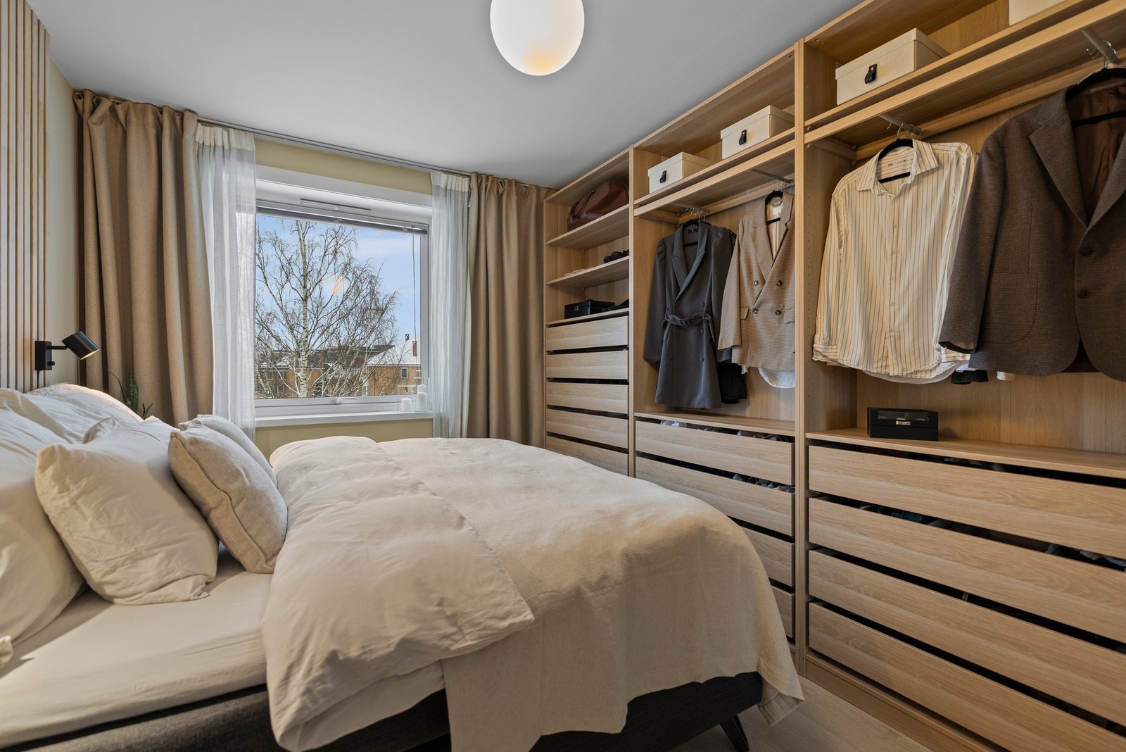 Også her er det store vindusflater som skaper en fin atmosfære. Galleribilde