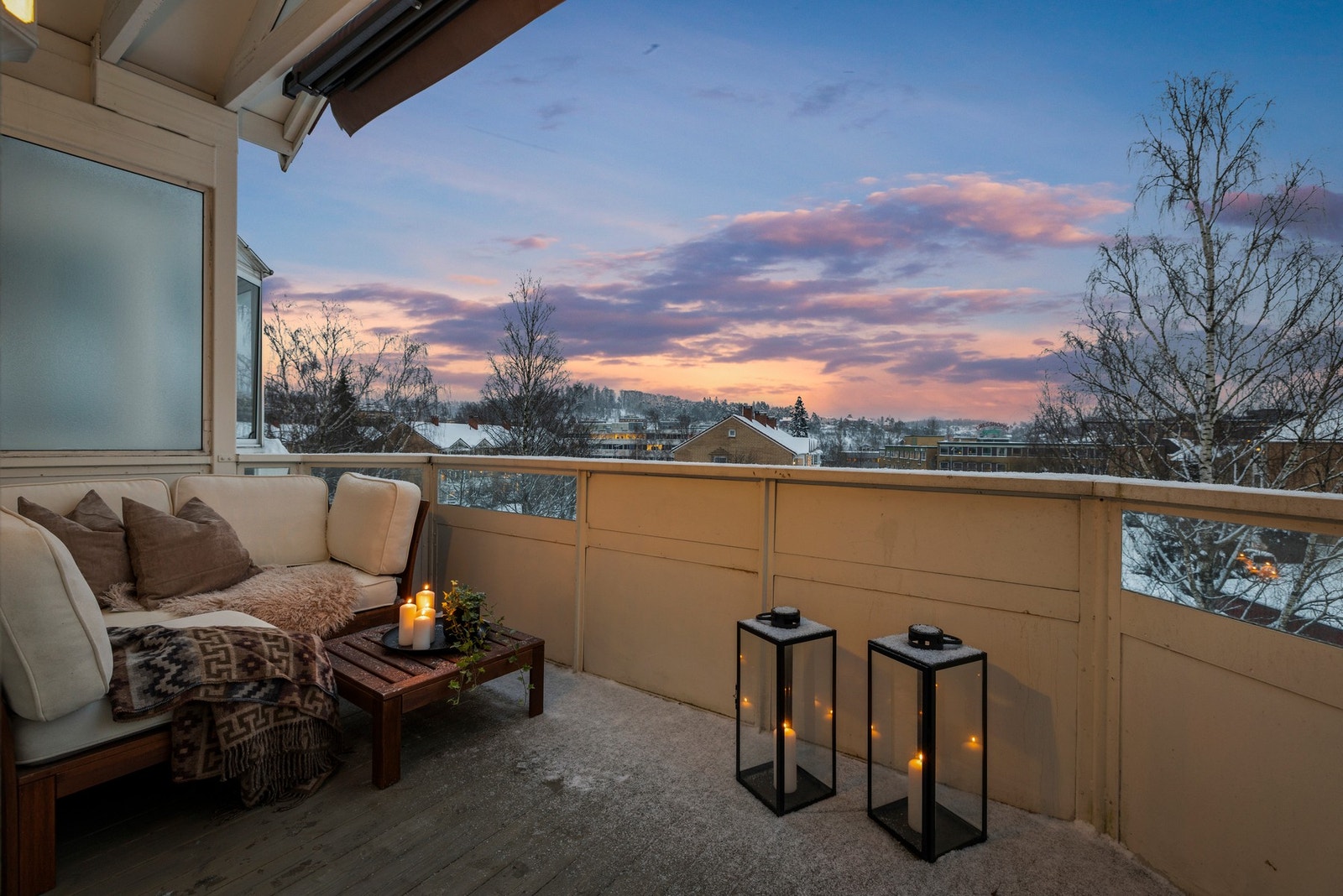 Balkongen gir en ekstra lang utesesong og blir neste et ekstra rom i leiligheten. Galleribilde