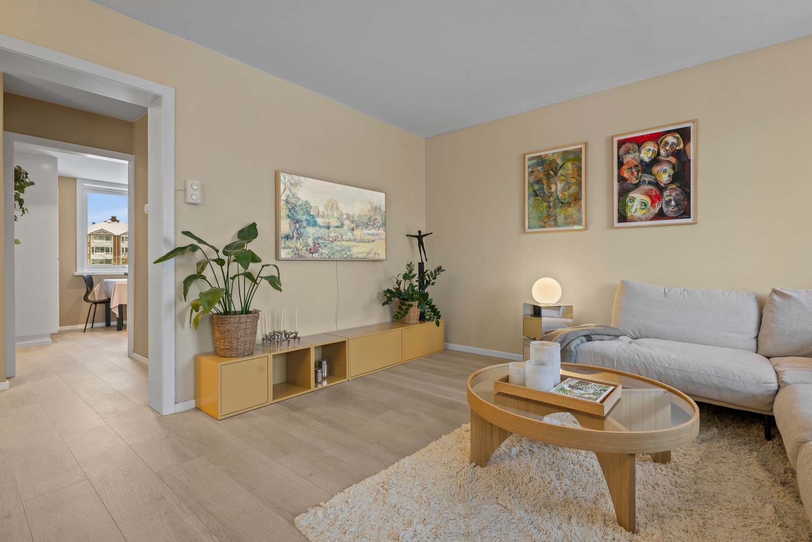 Det er pent vinyl/klikkvinyl på gulvet fra 2020. Galleribilde