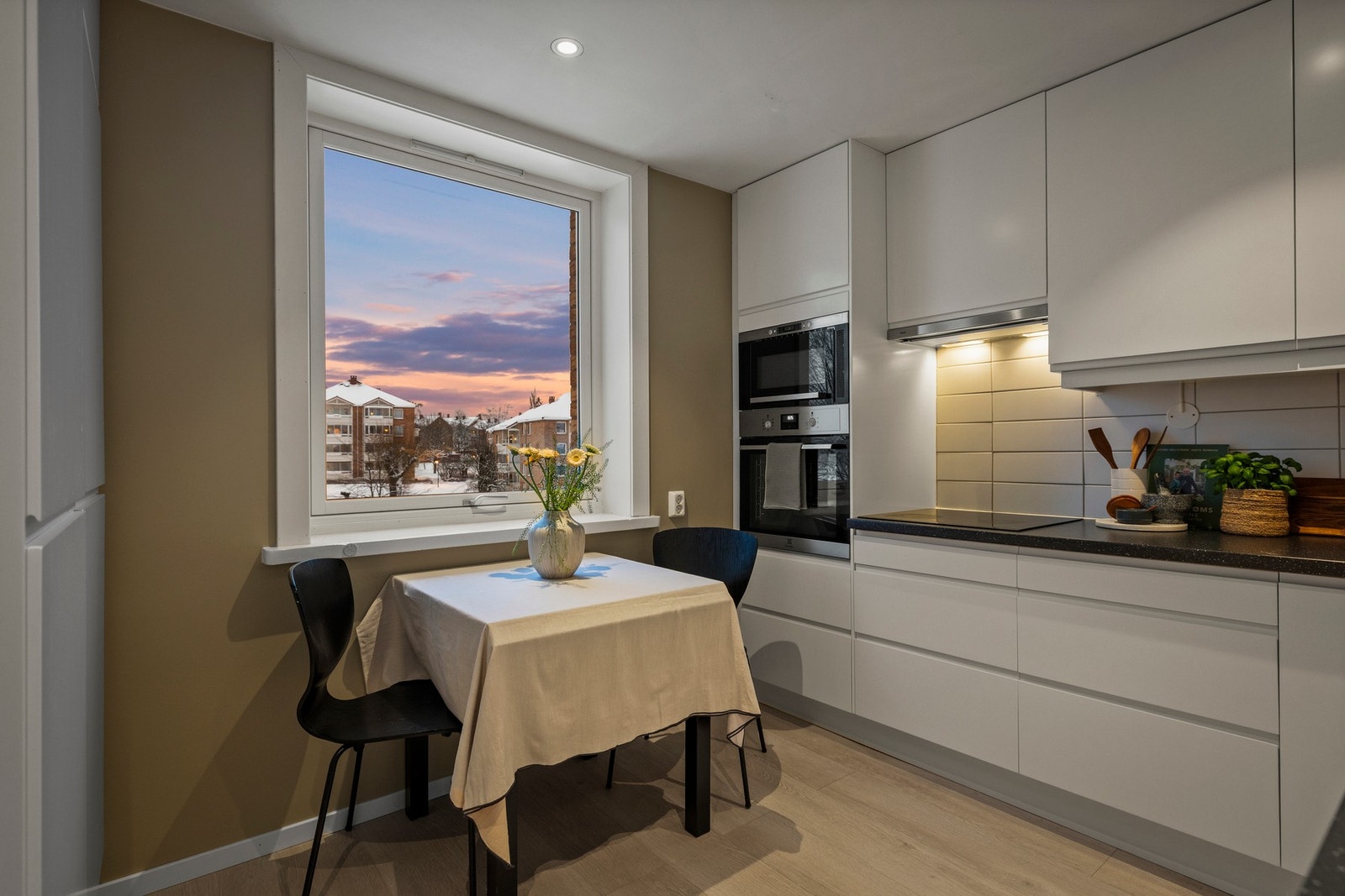 Plass til et koselig spisebord som gir en naturlig ramme for hyggelige måltider. Galleribilde