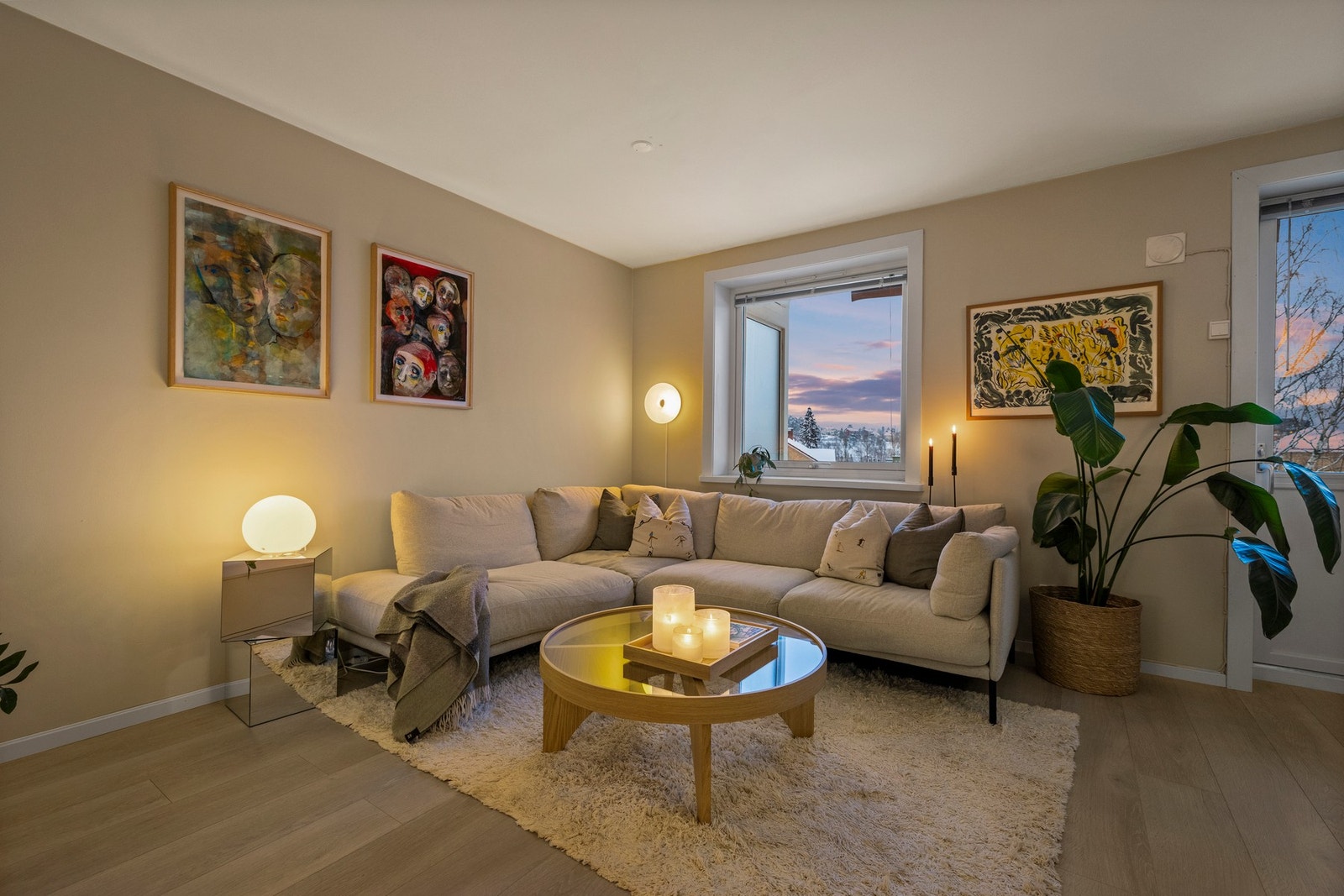 Leiligheten byr på et moderne preg og en gjennomtenkt planløsning med separat stue og kjøkken. Galleribilde