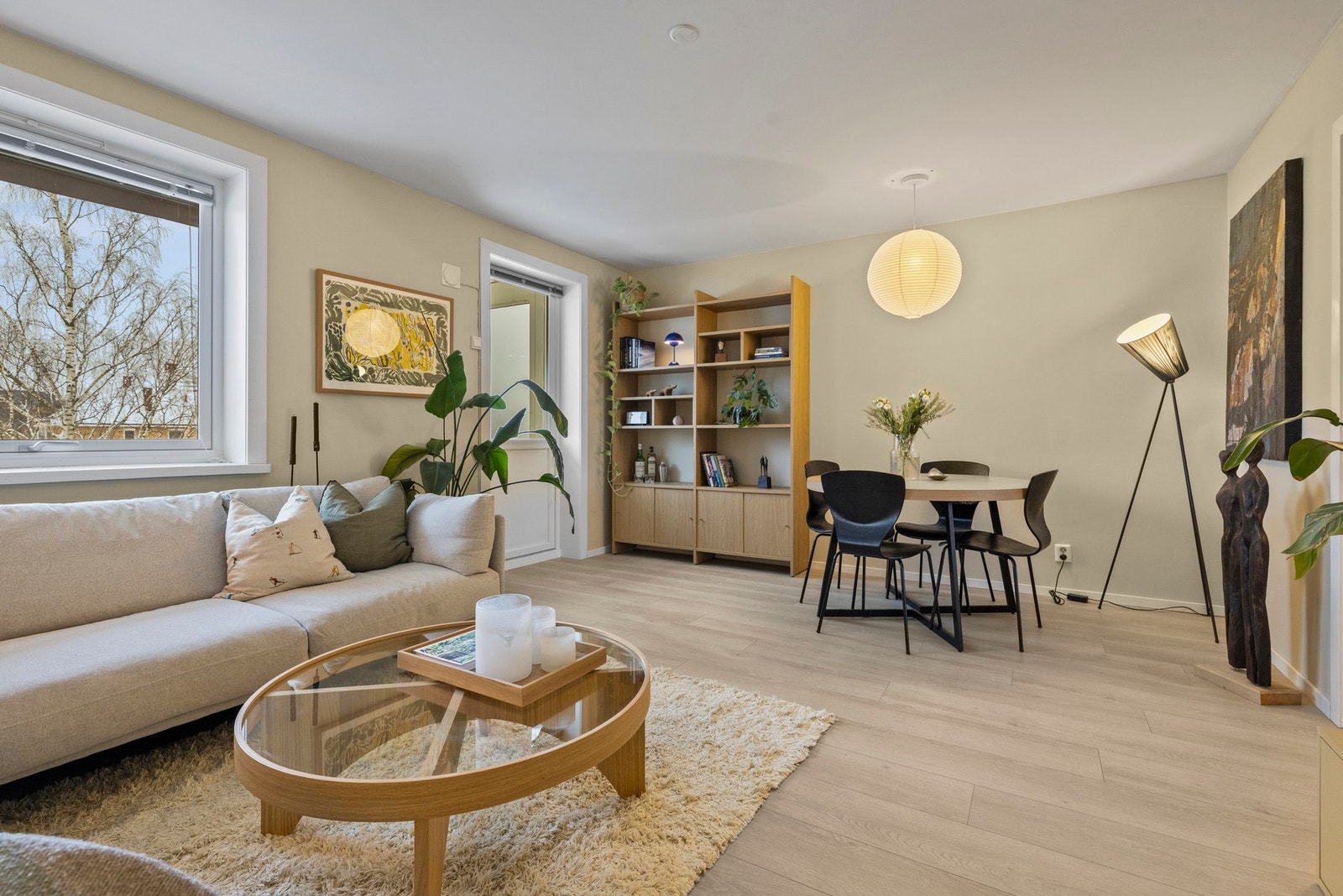 Stuen er svært moderne og innbydende med gode møbleringsmuligheter og en luftig romfølelse. Galleribilde