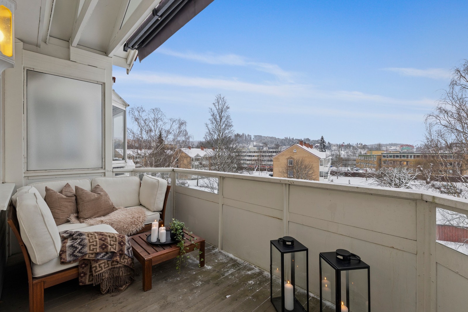 Fra stuen er det utgang til en herlig og solrik balkong på ca. 7,5kvm. Galleribilde