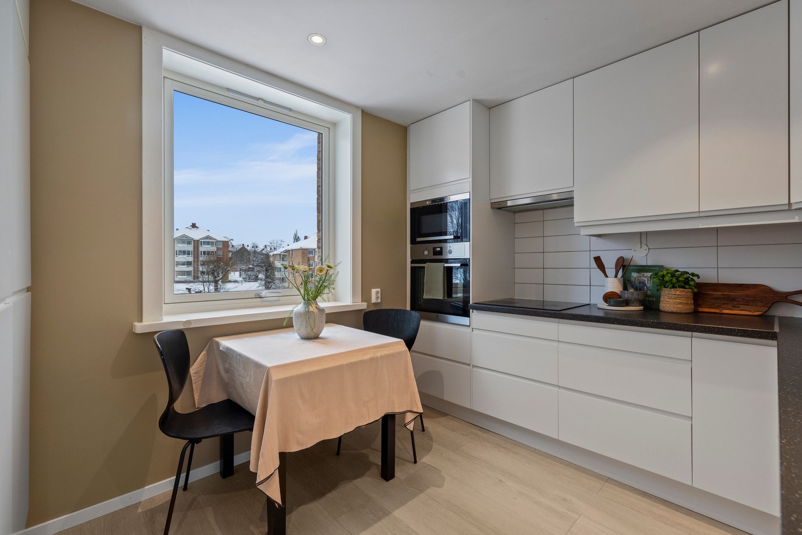 Leiligheten har separat stue- og kjøkkenløsning som er svært attraktivt. Kjøkkenet er fra 2010 med glatte fronter. Det er laminert benkeplate med integrert kjøkkenkum
og flis over kjøkkenbenk. Galleribilde