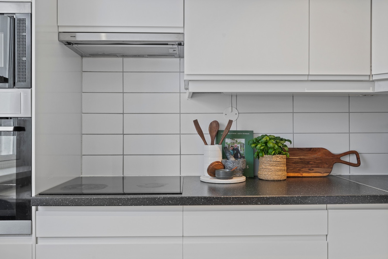 Integrerte hvitevarer med innfelt platetopp i benkeplate,
oppvaskmaskin, komfyr, mikrobølgeovn og kjøl/frys. Galleribilde