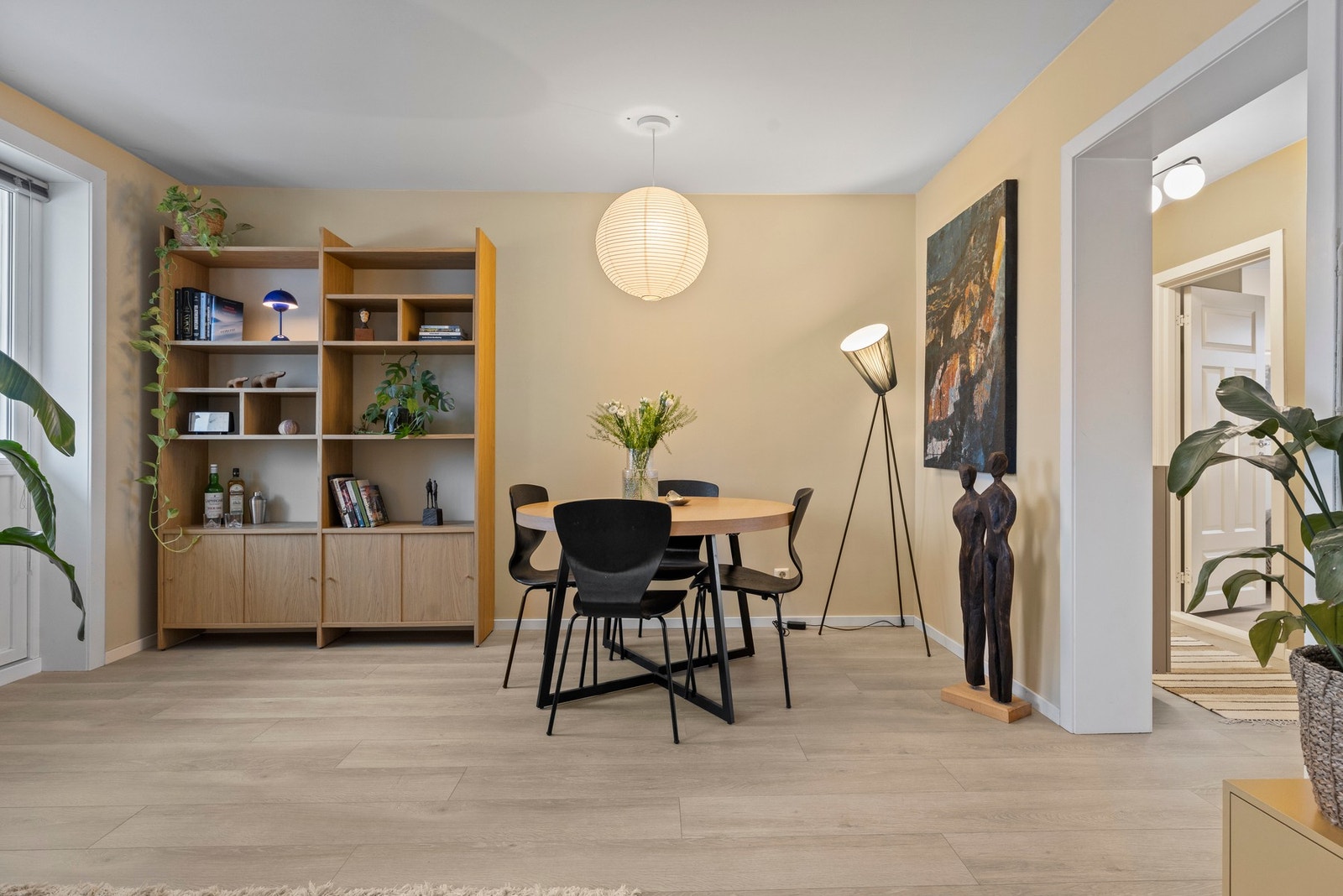 Svært lys og romslig stue som enkelt kan møbleres med både sofagruppe og spiseplass. Galleribilde