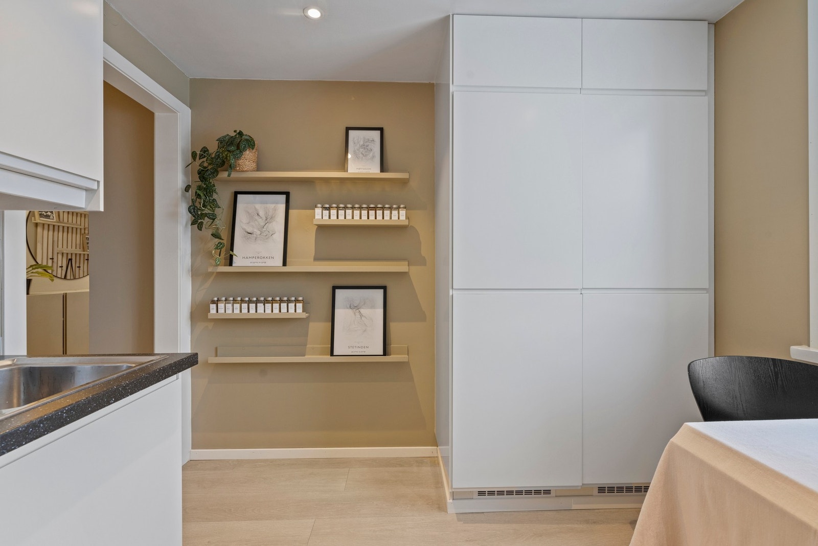 Kjøkkenet har smarte løsninger og godt med skap- og benkeplass. Galleribilde