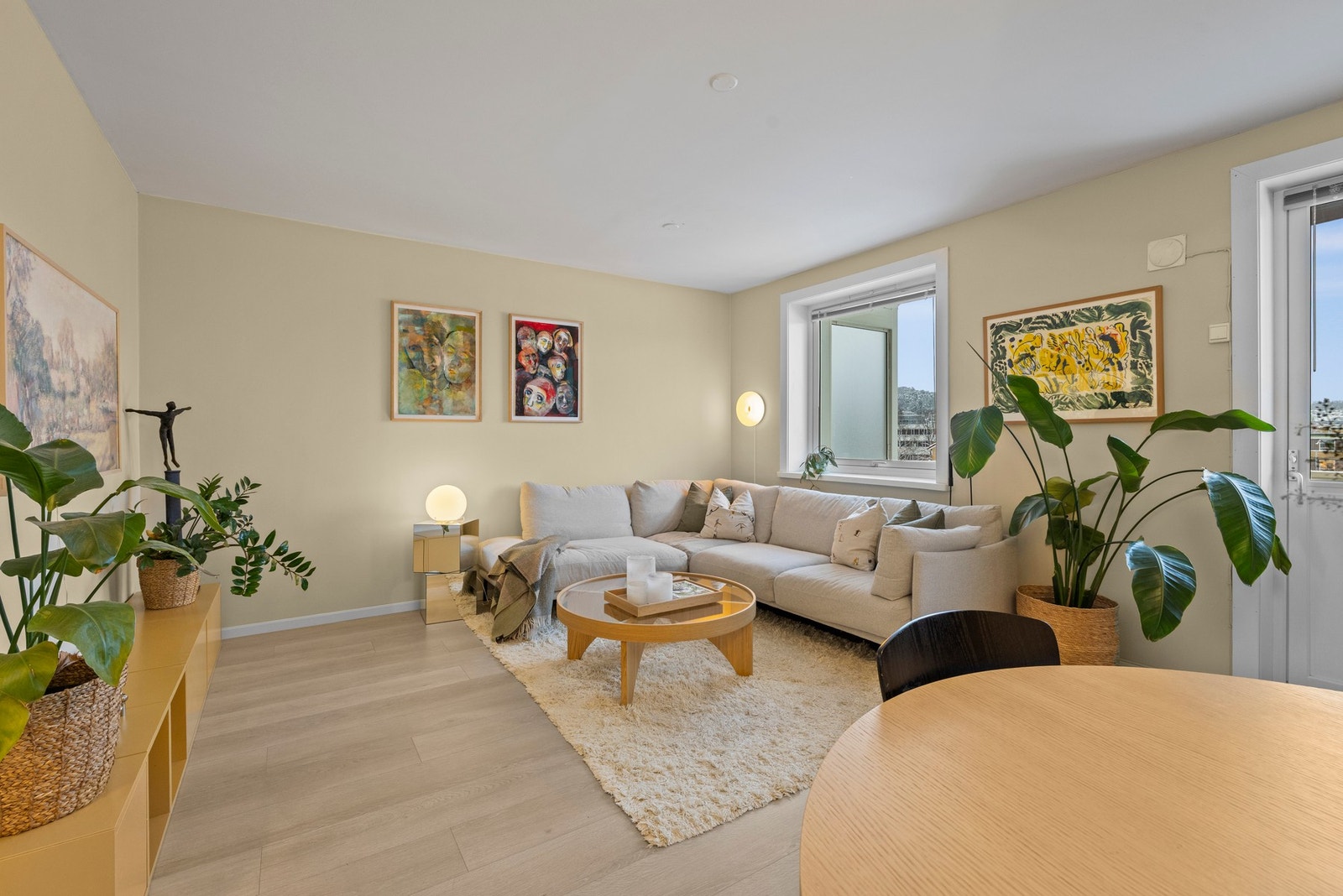 Store vindusflater som slipper inn rikelig med naturlig lys. Galleribilde