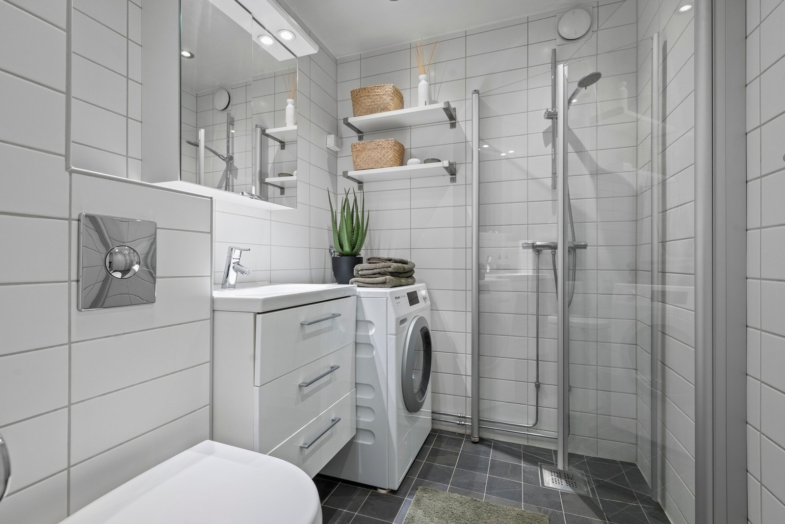 Flislagt bad fra 2001.Vegghengt toalett med innebygd sisterne kasse, servant på
vegghengt servantskap og vegghengte dusjdører i glass. Opplegg forvaskemaskin! Galleribilde