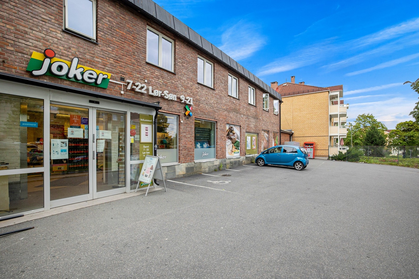 Kort vei til dagligvarebutikken Joker som er søndagsåpen. Galleribilde