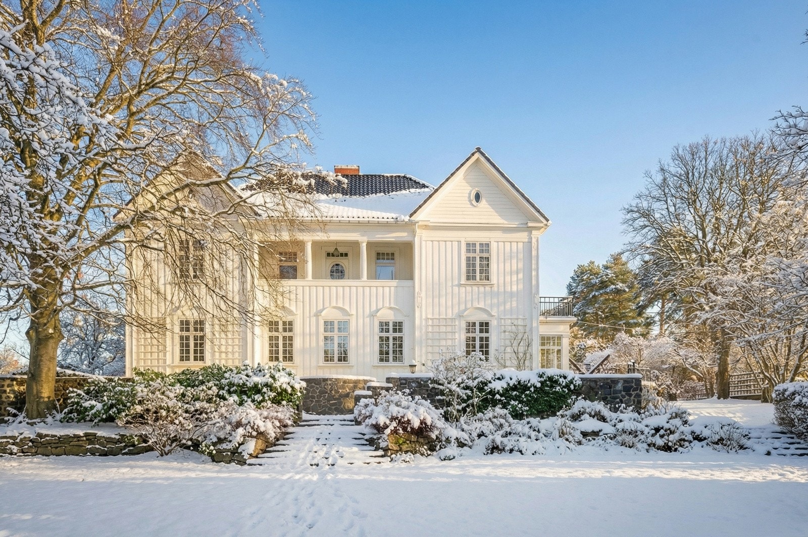 Villaen går over tre plan pluss stort loft, er tegnet av de anerkjente arkitektene Hans Backer Fürst og Ole Sverre, og har tilhørt Johan Throne Holst - en av datidens mest markerte industriledere. Galleribilde