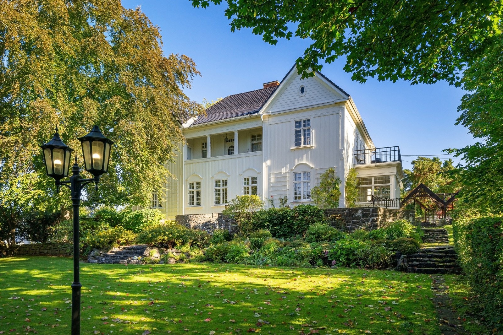 Skjermet og tilbaketrukket ligger Villa "Ekhaugen", et praktfullt og klassisk utformet hjem fra 1912, med god takhøyde og store oppholdsrom på rekke. Galleribilde