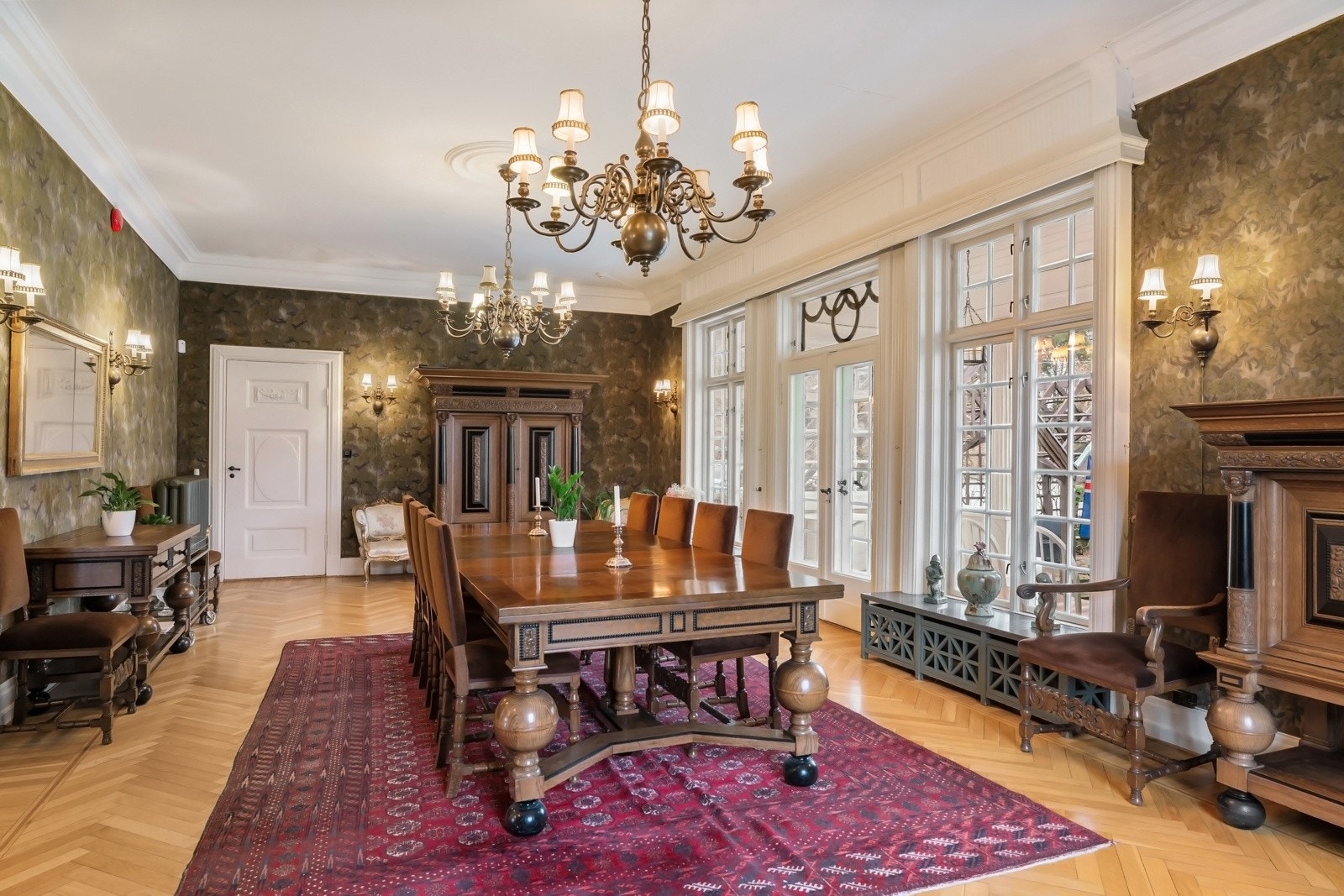 Klassisk stukkatur og to rosetter med hengende belysning setter prikken over i-en i spisestuen. Galleribilde