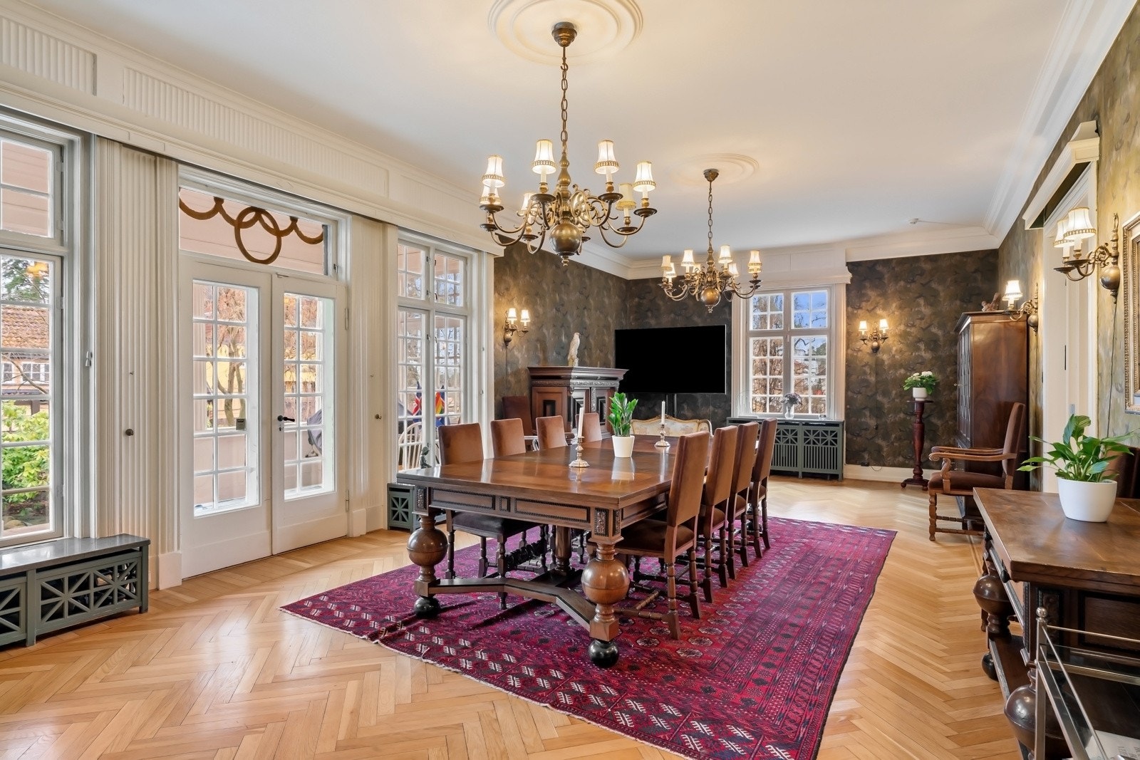 Den ene stuen ligger utenfor kjøkkenet, og passer utmerket som spisestue. Her samles venner og familie for store og hyggelige middagsselskaper rundt et langbord. En tofløyet glassdør fører ut til den østvendte verandaen i sveitserstil. Galleribilde