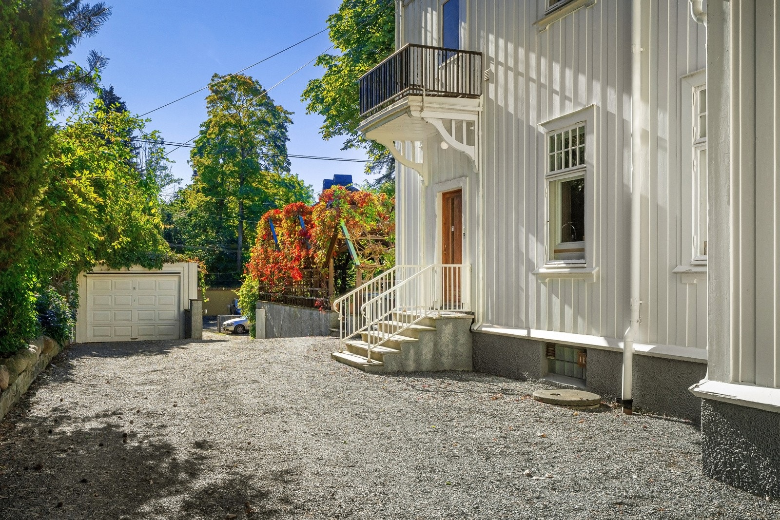 Det er parkering i to garasjer fra rundt 1915; en ved gårdsplassen og en med adkomst fra Fredriksborgveien. Galleribilde