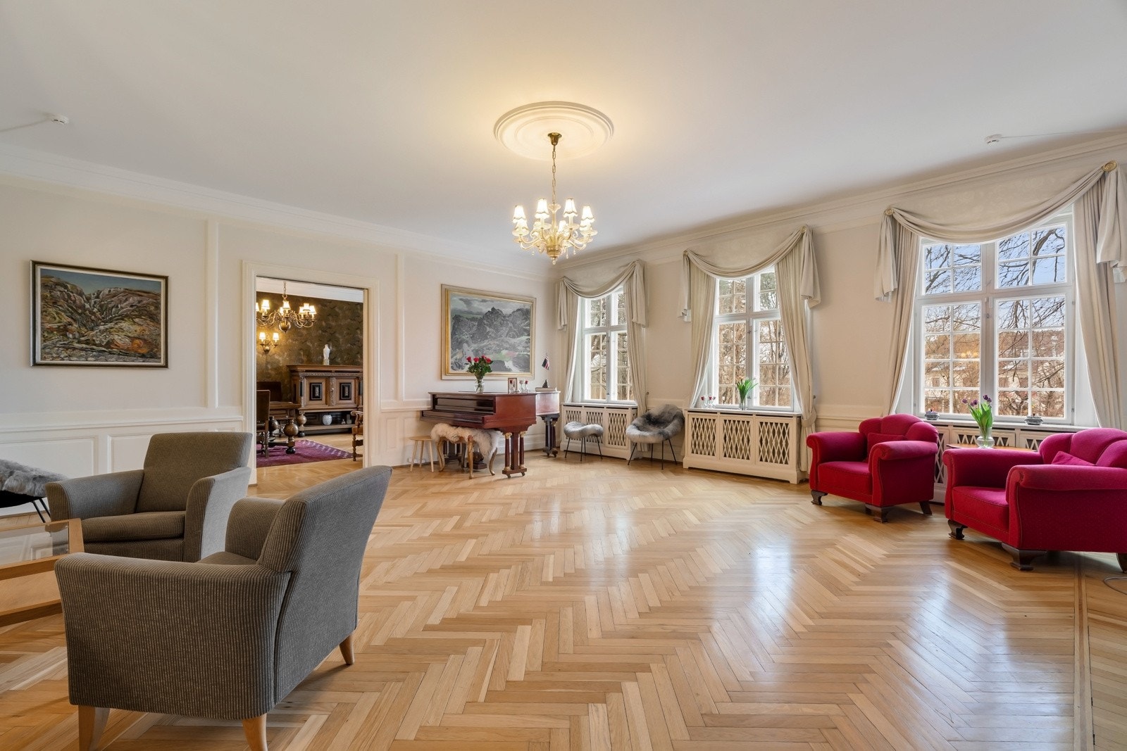 Villaen har tre nydelige stuer på rekke i hovedetasjen, noe som gir ekstra fleksibilitet og meget god møbleringsfrihet. Skyvedører separerer rommene, og original fiskebensparkett i massiv eik bidrar til en flytende overgang. Galleribilde